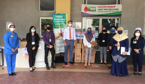 DaVita Malaysia donated 5000 pieces of N-95 Masks to Ampang Hospital